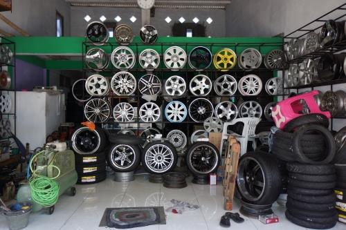 Wheels from Floor to Ceiling - Indonesia, UL, Vendor  DSC03714